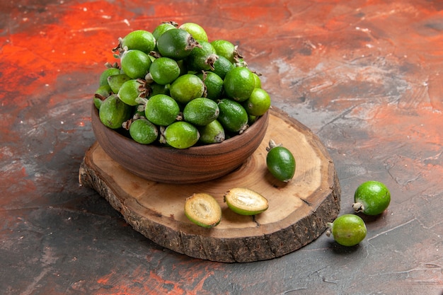 Cerrar en pequeñas frutas feijoas frescas bomba de vitamina