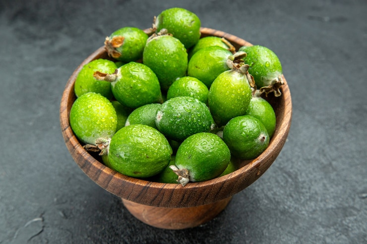 Foto gratuito cerrar en pequeñas frutas feijoas frescas bomba de vitamina