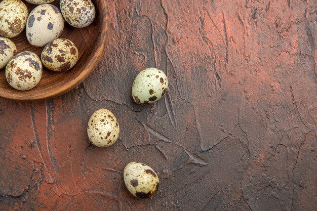 Cerrar en pequeños huevos frescos en maceta de madera