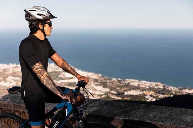 Cerrar en persona con bicicleta eléctrica