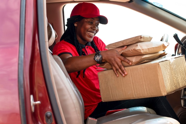 Foto gratuita cerrar a la persona de entrega con paquetes