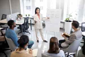 Foto gratuita cerrar personas aprendiendo idiomas en el trabajo