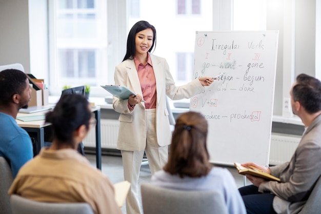 Cerrar personas aprendiendo lenguaje