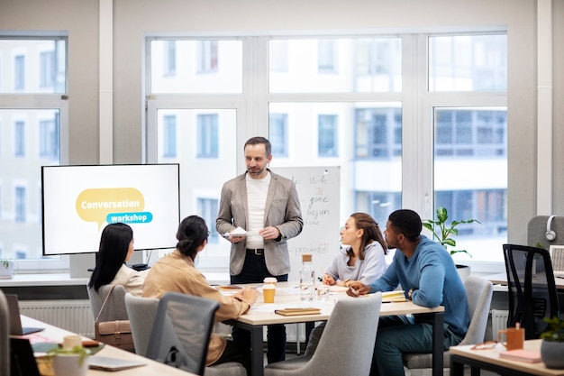 Cerrar personas aprendiendo en el trabajo