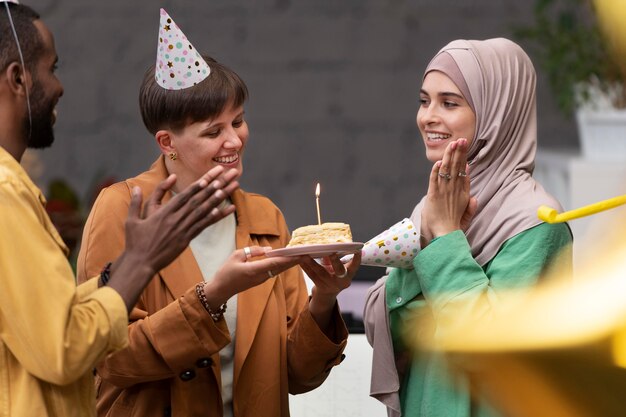 Cerrar personas celebrando al trabajador