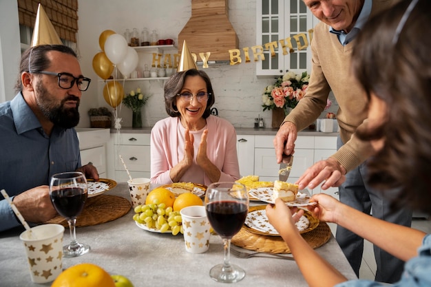 Cerrar personas celebrando cumpleaños