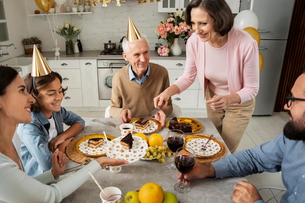 Cerrar personas celebrando cumpleaños