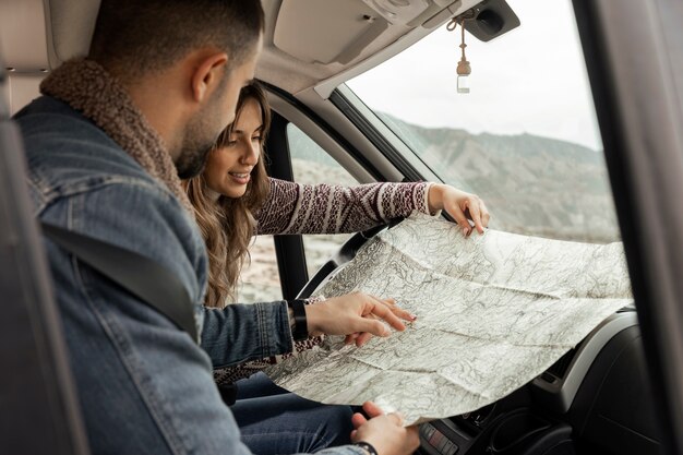 Cerrar personas en coche con mapa