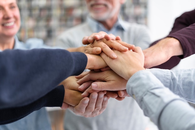 Cerrar personas cogidas de la mano juntas