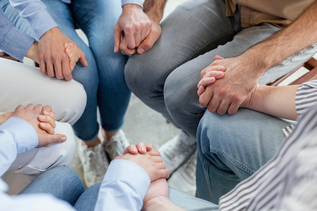 Cerrar personas cogidas de la mano