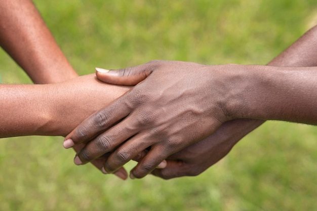 Foto gratuita cerrar personas cogidas de la mano