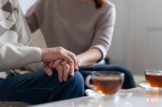 Foto gratuita cerrar personas cogidas de la mano