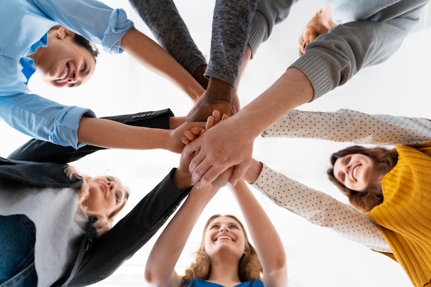 Foto gratuita cerrar personas cogidas de la mano