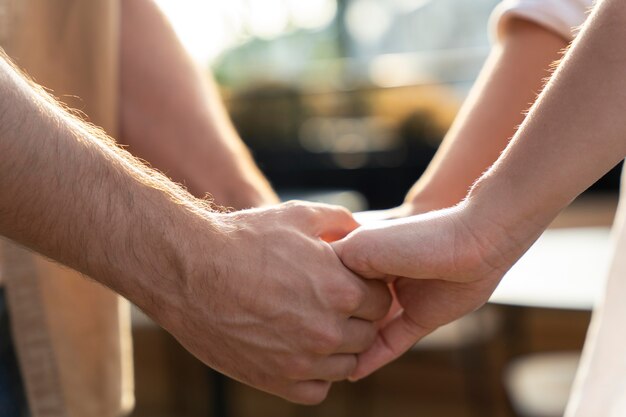 Cerrar personas cogidas de la mano