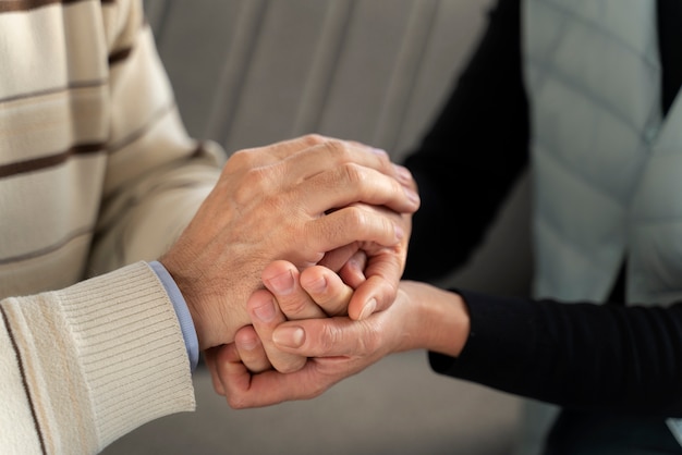 Foto gratuita cerrar personas cogidas de la mano