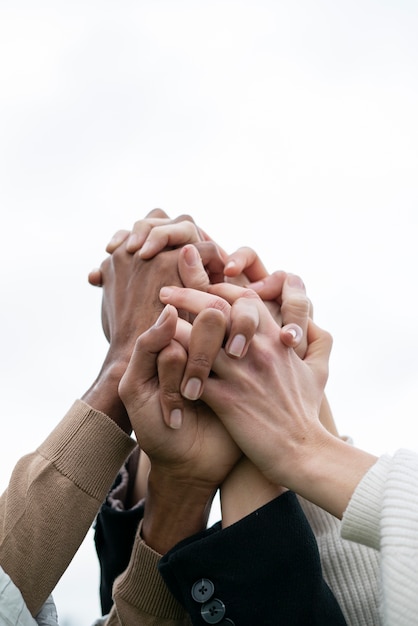 Cerrar personas cogidas de la mano