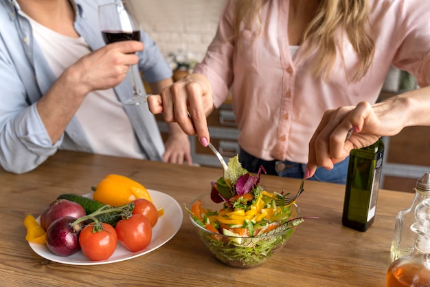 Cerrar personas con comida y vino.