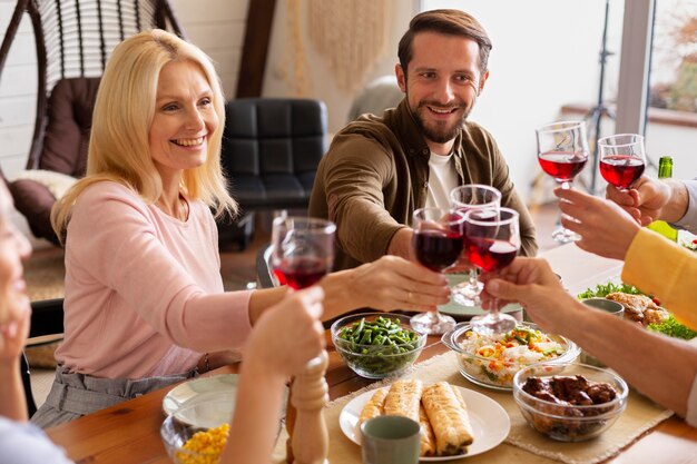 Cerrar personas con comida y vino.