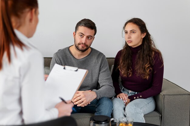 Cerrar personas discutiendo con el terapeuta