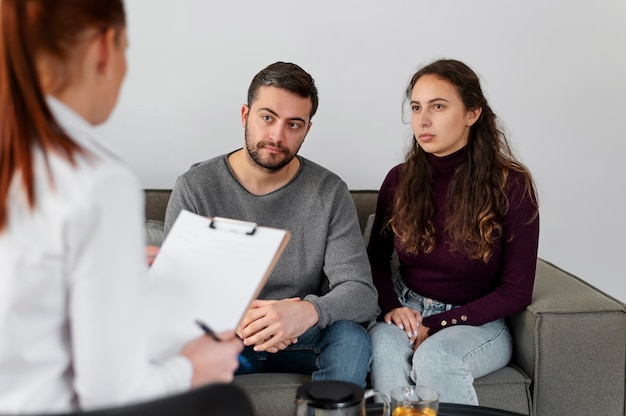 Cerrar personas discutiendo con el terapeuta