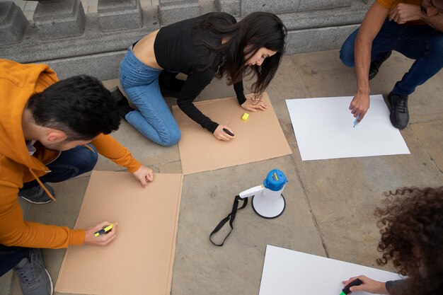 Cerrar personas escribiendo en pancartas