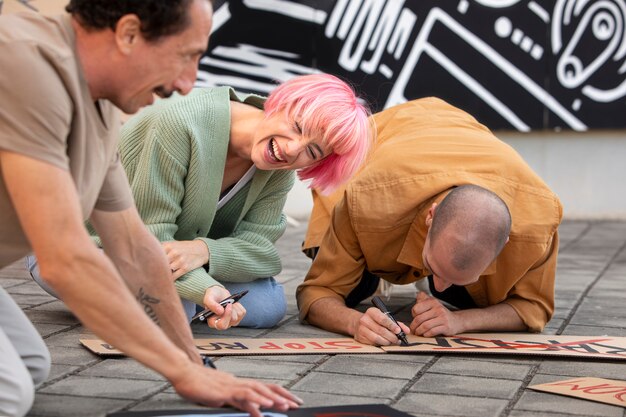 Cerrar personas escribiendo en pancartas