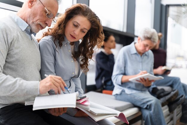 Cerrar personas estudiando en interiores