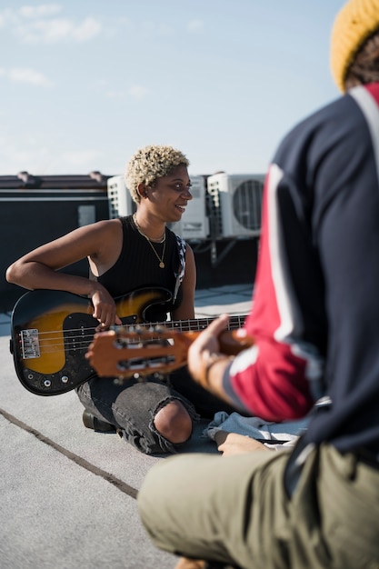 Cerrar personas con guitarras