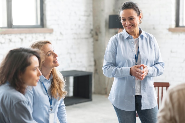 Cerrar personas hablando en terapia