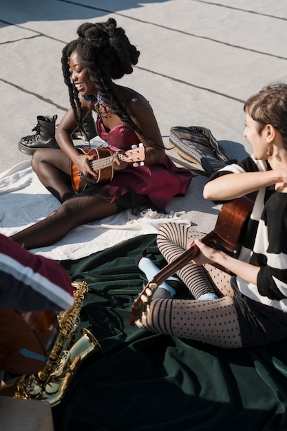 Foto gratuita cerrar personas con instrumentos