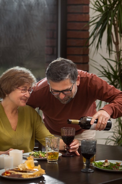 Foto gratuita cerrar personas mayores celebrando juntos