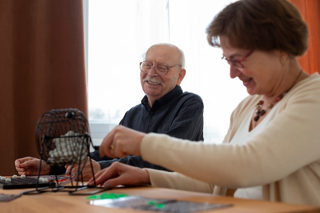 Foto gratuita cerrar personas mayores jugando bingo