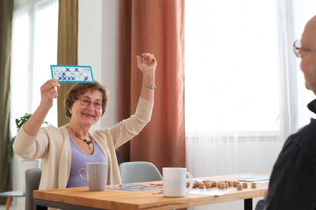 Foto gratuita cerrar personas mayores jugando bingo