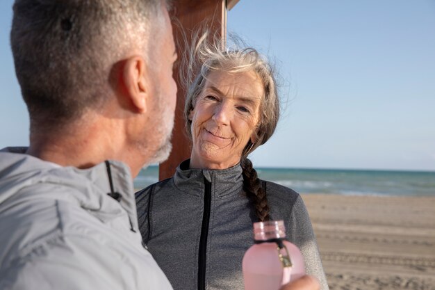 Cerrar personas mayores en la playa