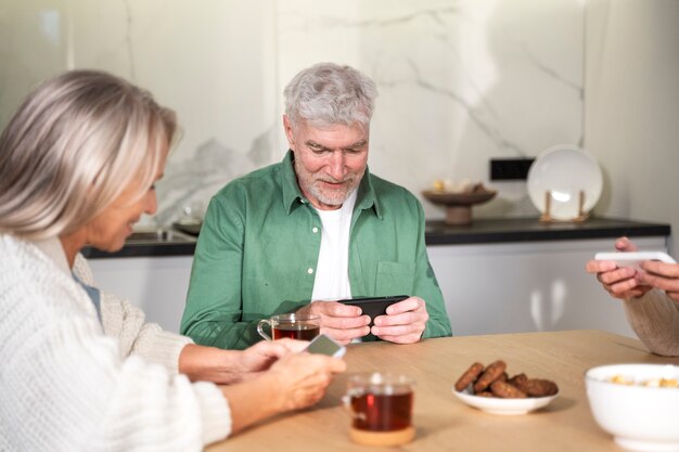 Cerrar personas mayores con teléfonos inteligentes