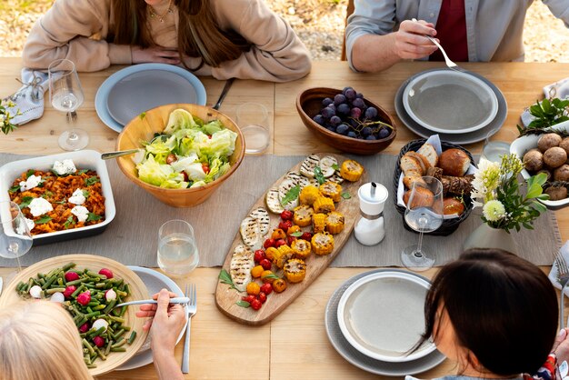 Cerrar personas en la mesa con comida