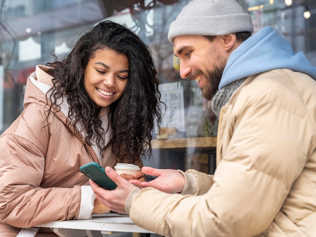 Cerrar personas mirando smartphone