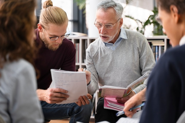 Cerrar personas que estudian con cuadernos