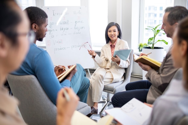 Cerrar personas que estudian idiomas en el trabajo