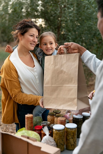 Cerrar personas que reciben donaciones de alimentos.