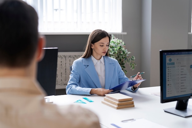 Cerrar personas que trabajan con computadoras