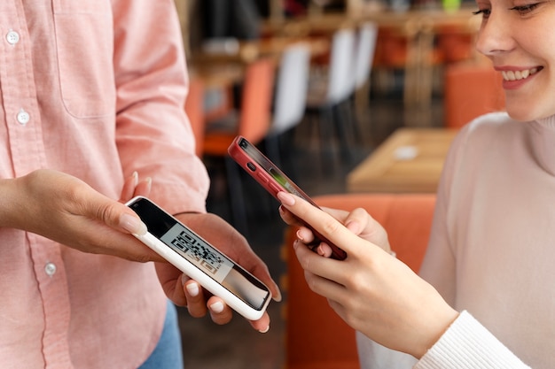 Cerrar personas que usan teléfonos inteligentes