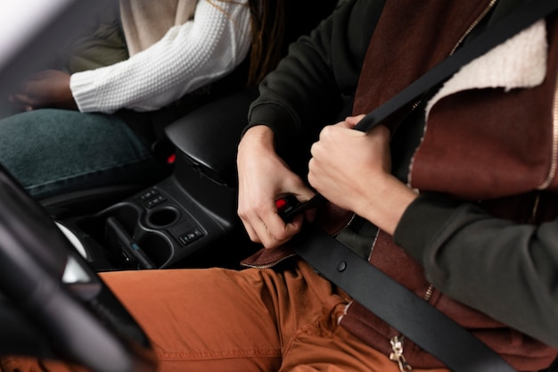 Foto gratuita cerrar personas que viajan en coche