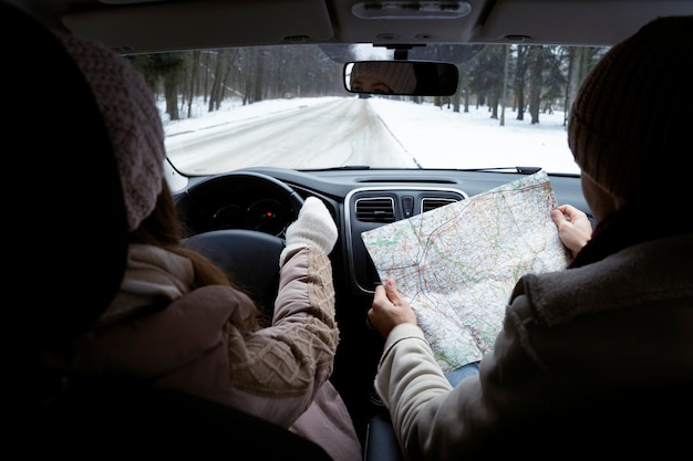 Cerrar personas que viajan en coche