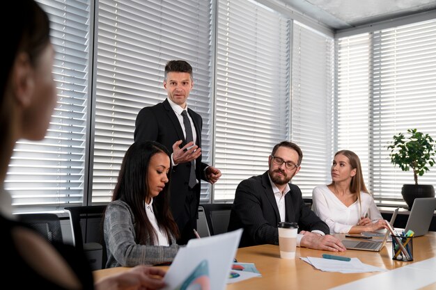 Cerrar personas en reunión de negocios