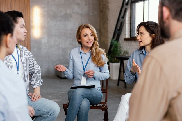 Cerrar personas en reunión de terapia