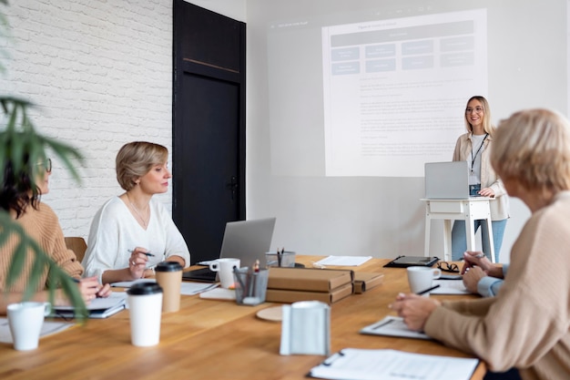 Cerrar personas en reuniones de negocios