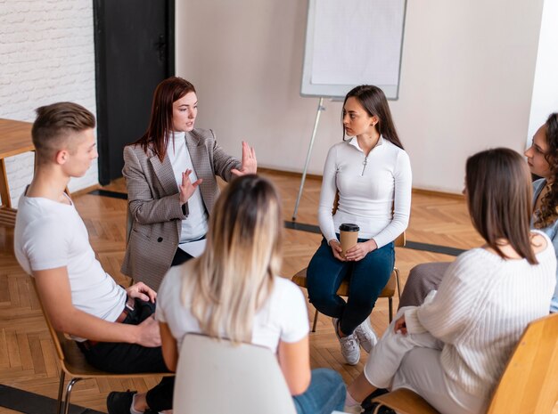 Cerrar personas sentadas en círculo