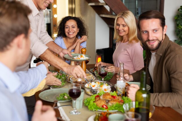 Cerrar personas sonrientes con comida