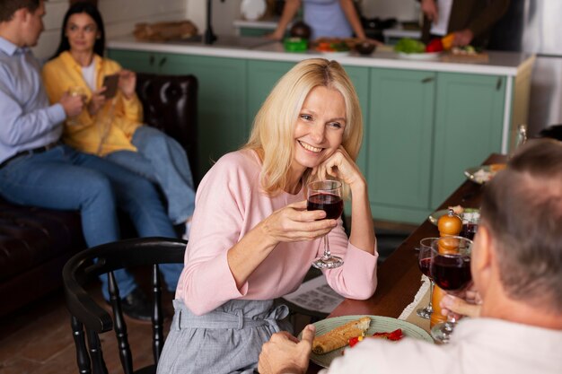 Cerrar personas sonrientes con comida